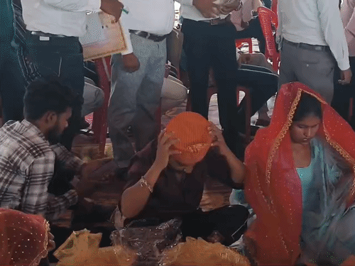 5 सालों का प्यार:गोरखपुर में सामूहिक विवाह में रचाई शादी, कपल बोलें- सोचा नहीं था कभी एक हो पाएंगे