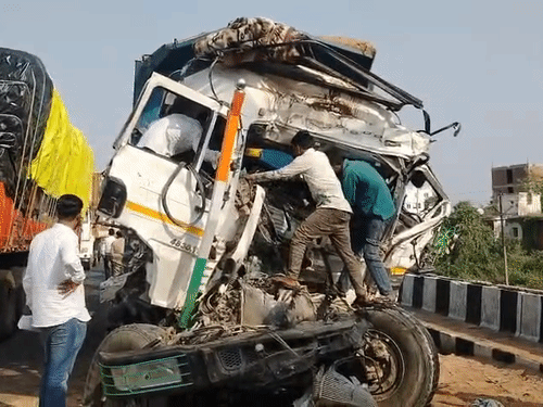 नौबस्ता में दो डंपरों में भिड़ंत, 2सगे भाइयों की मौत:तीन घंटे तक केबिन में फंसकर मदद मांगते रहे, हाईवे पर दो Km लंबा जाम लगा
