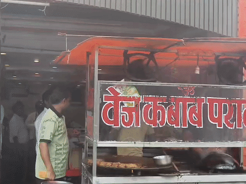 कमर्शियल सिलेंडर ने बिगाड़ा जायके का स्वाद:गोरखपुर में कबाब पराठा और डोसा 10 रुपए महंगा, अन्य डिश का भी बढ़ेगा रेट