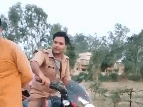 फायरकर्मी ने बुजुर्ग दंपति से कहा, यहीं फाड़ दूंगा:प्रयागराज में वीडियो सामने आया, आरोपी लाइन हाजिर, जांच बैठाई गई
