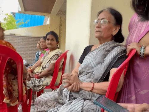 एंबुलेंस ड्राइवर चिल्लाता रहा… बुजुर्ग मरीज ने तोड़ा दम:7 Km जाने में लगा एक घंटा, परिजन बोले- हैलट पुल पर फंसे रहे 25 मिनट