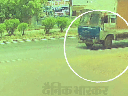 इटावा में ट्रक ने बाइक को मारी टक्कर:महिला की मौत; गोद में बैठा 9 माह का मासूम बचा, VIDEO आया सामने