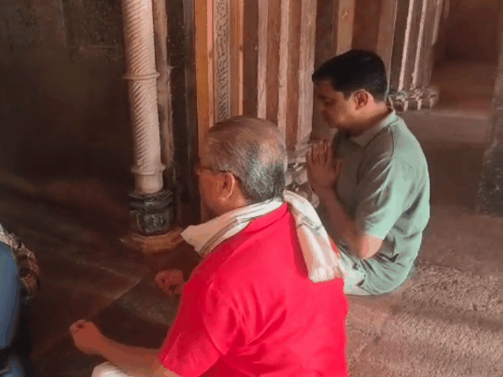 हाईकोर्ट के फैसले के बाद धार भोजशाला में हनुमान-चालीसा पाठ:मां वाग्देवी की पूजा-अर्चना; श्रद्धालु बोले- सालों बाद बिना बाधा के दर्शन हो रहे