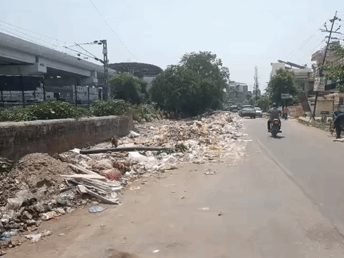 सफाई कर्मचारी हड़ताल पर, कूड़े से पटा शहर:नगर निगम मुख्यालय में तीसरे दिन प्रदर्शन जारी, शाम तक हड़ताल खत्म होने की उम्मीद
