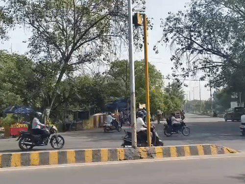 गाजियाबाद में 43 डिग्री तापमान में हीट वेव:रात में बिजली कटौती से आधे शहर में पसरा रहा अंधेरा