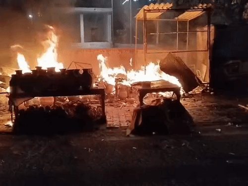 गाजियाबाद में ऑटो वर्कशॉप में भीषण आग:दमकल की 4 गाड़ियों ने 40 मिनट पर पाया आग पर काबू, 3 गाड़ियां जलीं