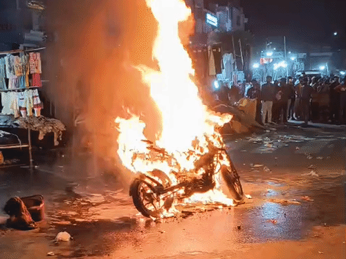 लखनऊ में चलती केटीएम बाइक बनी आग का गोला:10 फीट ऊंची लपटें निकलीं, युवक ने कूदकर बचाई जान