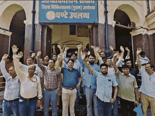 अयोध्या में संविदा डॉक्टर का प्रदर्शन:तीन माह से नहीं मिला वेतन, बोले- घर चलाना हुआ मुश्किल, जल्द भुगतान नहीं हुआ तो तेज होगा आंदोलन