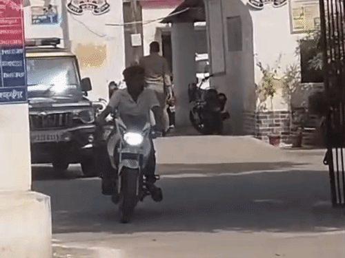 थाने के गेट को बना दिया रील का साधन:शाहजहांपुर में युवक ने थाने के अंदर बनाई बाइक रील, वीडियो आने पर जांच शुरू