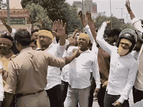 वाराणसी-फूलपुर में युवक को पीटने वाले इंस्पेक्टर से छिनी थानेदारी:हंगामा और फजीहत के बाद अतुल सिंह निलंबित, जांच के लिए CP का आश्वासन