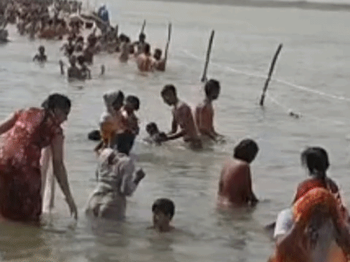 गंगा दशहरा पर लाखों श्रद्धालुओं ने डुबकी लगाई:संभल के राजघाट पर डीएम-एसपी पहुंचे, गोताखोर तैनात