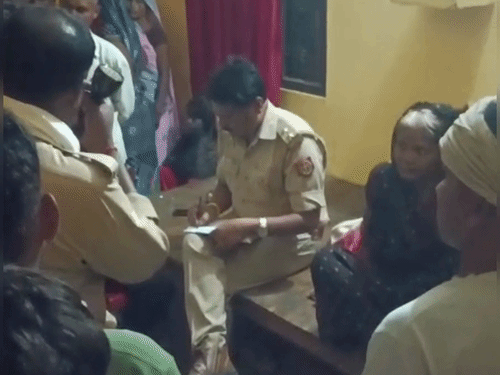 गोंडा में सास-बहू को डंडे पीटकर लाखों की चोरी:छत के रास्ते घुसे 3 चोर, विरोध करने पर पिटाई; नकदी और जेवरात लेकर फरार