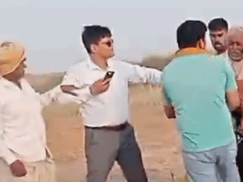 पैमाइश के दौरान नायब तहसीलदार के सामने भिड़े ग्रामीण, VIDEO:मिर्जापुर में पहले से चल रहा था विवाद, लात-घूसों से एक दूसरे को पीटा