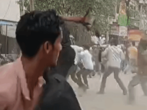 चौकी के पास दो गुटों में मारपीट का VIDEO:हापुड़ में पुरानी रंजिश में चले लाठी-डंडे, युवक को बेल्टों से पीटा, जांच शुरू