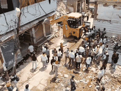 दालमंडी में ध्वस्तीकरण कार्रवाई, वीडीए का चला बुलडोजर, VIDEO:14 मकानों को घोषित किया है अवैध, ड्रोन से हुई निगरानी