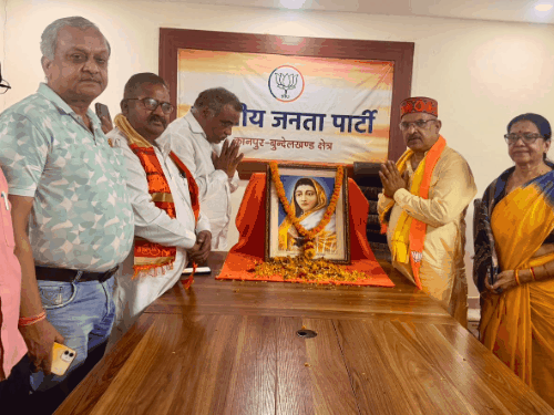 कानपुर में अहिल्याबाई होलकर जयंती पर जुटे राजनीतिक दल:भाजपा, सपा, बसपा और कांग्रेस ने किए कार्यक्रम, बोले- योगदान को भूलाया नहीं जा सकता