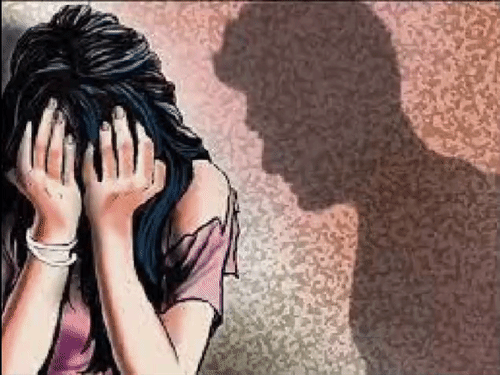 गोरखपुर में बीच सड़क पर युवती पर हमला:शोहदे ने रोकर बातचीत करने का दबाव बनाया, मना करने पर भड़का