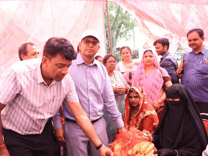 सिद्धार्थनगर में लगी ग्राम चौपाल में पहुंचे डीएम:योजनाओं में लापरवाही पर अधिकारियों को कड़ी कार्रवाई की चेतावनी