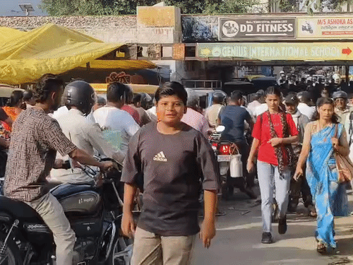 मढ़ीनाथ पुल पर लगा भीषण जाम, रेंगते रहे वाहन:चौपुला बंद होने से मढ़ीनाथ पर बढ़ा ट्रैफिक लोड, सुबह स्कूल जाने वाले बच्चे और पेरेंट्स हुए बेहाल