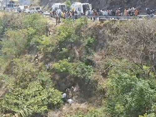 बद्रीनाथ हाईवे पर बाइक खाई में गिरी:असम के युवक की मौत, बिहार का साथी घायल