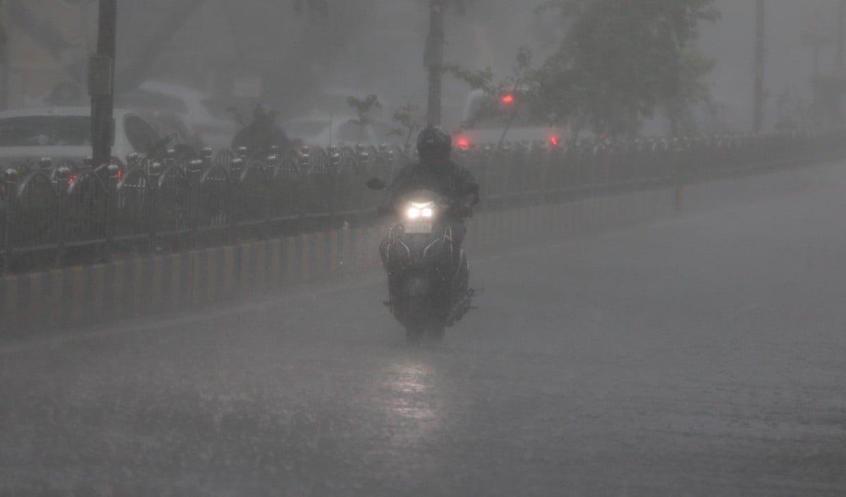 Delhi-NCR में भारी बारिश से गर्मी से राहत, IMD का रेड अलर्ट जारी; रहें सावधान!