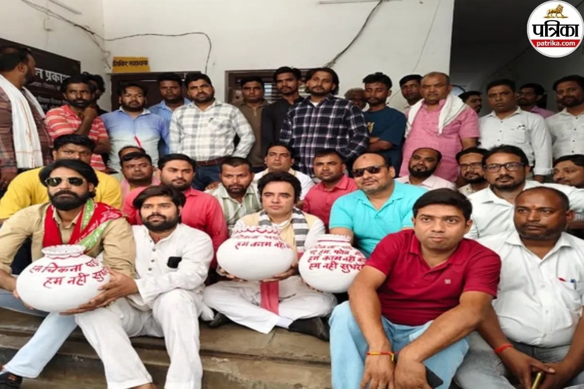 बिजली कटौती पर फूटा सपाइयों का गुस्सा, चिकना घड़ा लेकर पहुंचे दफ्तर, बोले- अफसरों को जनता की नहीं परवाह