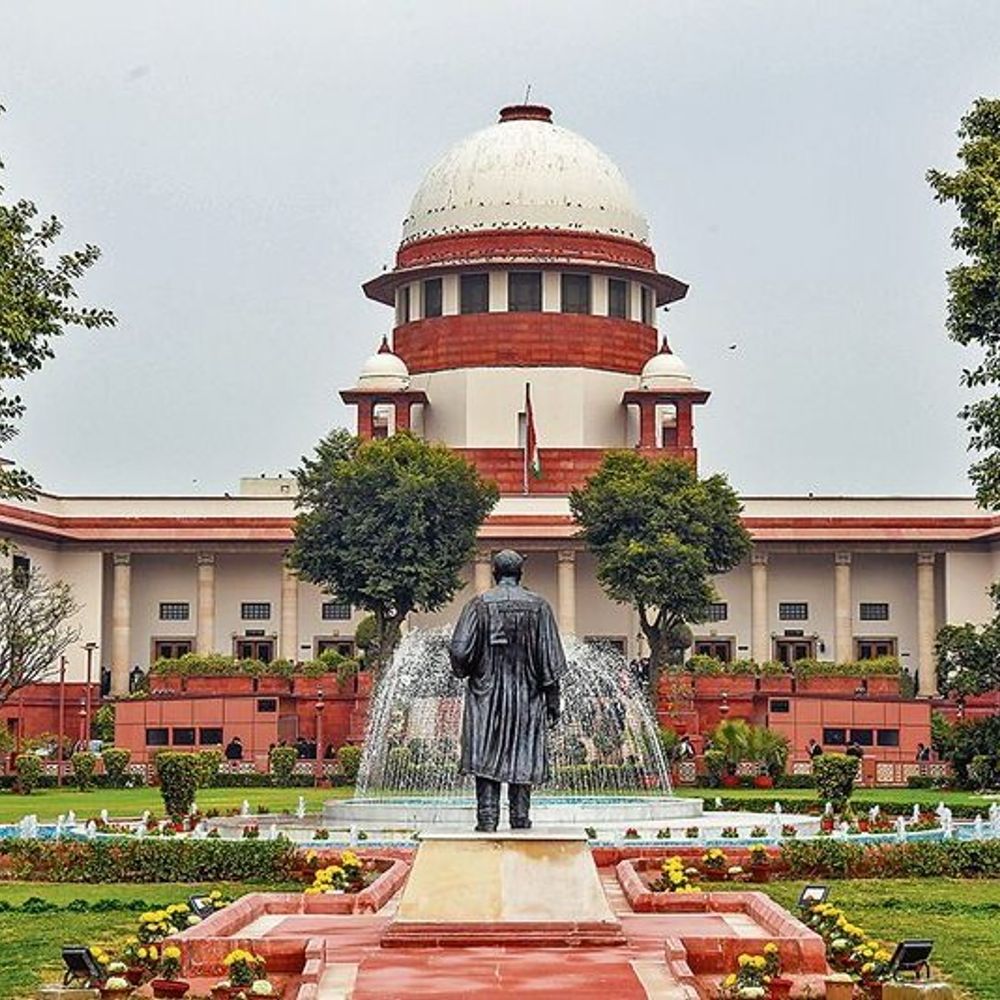 सुप्रीम कोर्ट बोला- दो एयरलाइन का किराया अलग-अलग क्यों:एक एयरलाइन ₹8000 चार्ज करती है, दूसरी ₹18000; सरकार से कहा- लोगों को थोड़ी राहत दें