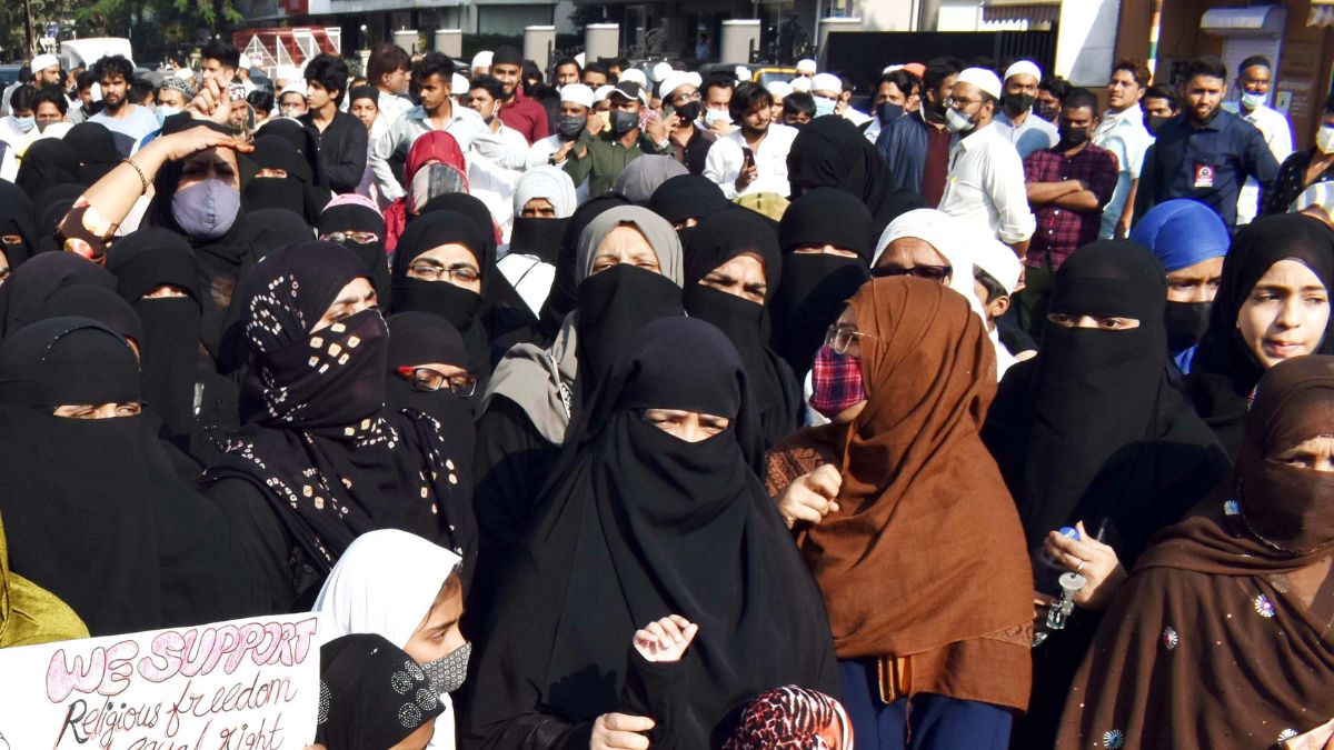 कर्नाटक में फिर भड़की हिजाब की आग! सिद्धारमैया सरकार के फैसले पर BJP का बड़ा हमला