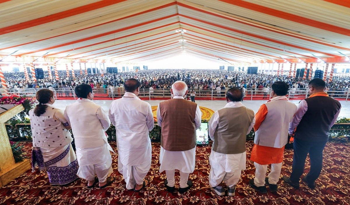 मंच पर थे मोदी, शाह, राजनाथ समेत वीवीआईपी, Himanta Biswa Sharma के शपथग्रहण में कारतूस लेकर पहुंचा शख्स