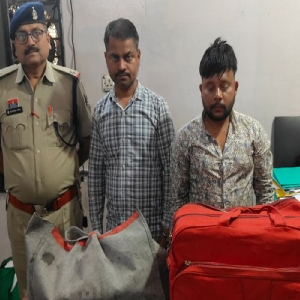 रायपुर में बियर की तस्करी करते हुए 2 आरोपी गिरफ्तार:एक्टिवा से 36 बोतल बियर लेकर निकले थे, पुलिस ने घेराबंदी कर दबोचा