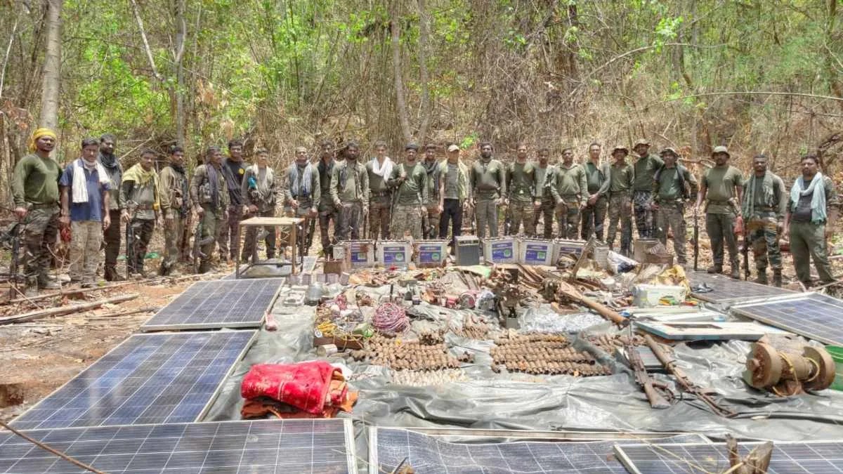 Naxal Operation: सुरक्षा बलों को मिली बड़ी कामयाबी, घने जंगल में छिपाकर रखे भारी मात्रा में हथियार, विस्फोटक और शस्त्र निर्माण सामग्री बरामद