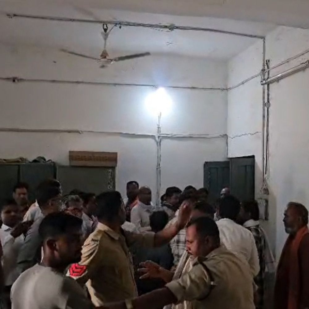 बलरामपुर कोर्ट परिसर में दो पक्षों में मारपीट:सुनवाई के दौरान अभद्र भाषा के इस्तेमाल से बढ़ा विवाद, 18 पर केस दर्ज