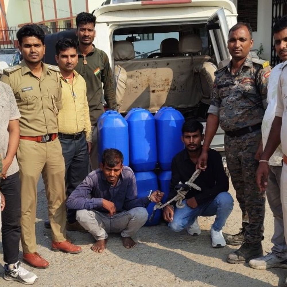 औरंगाबाद में 240 लीटर स्प्रिट बरामद:उत्पाद विभाग की टीम ने एरका चेकपोस्ट पर कार्रवाई की, दो शराब तस्कर गिरफ्तार, बोलेरो जब्त