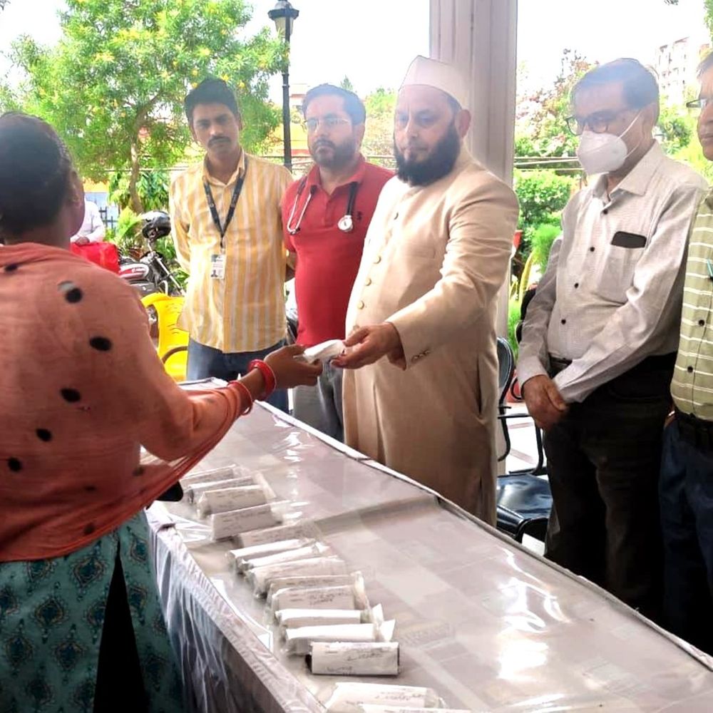 लखनऊ ईदगाह में लगा 197 वा मेडिकल कैंप:मुफ्त जांच दवा और चश्मे बांटे गए , मौलाना खालिद बोले – इंसान की मदद करना इबादत का हिस्सा