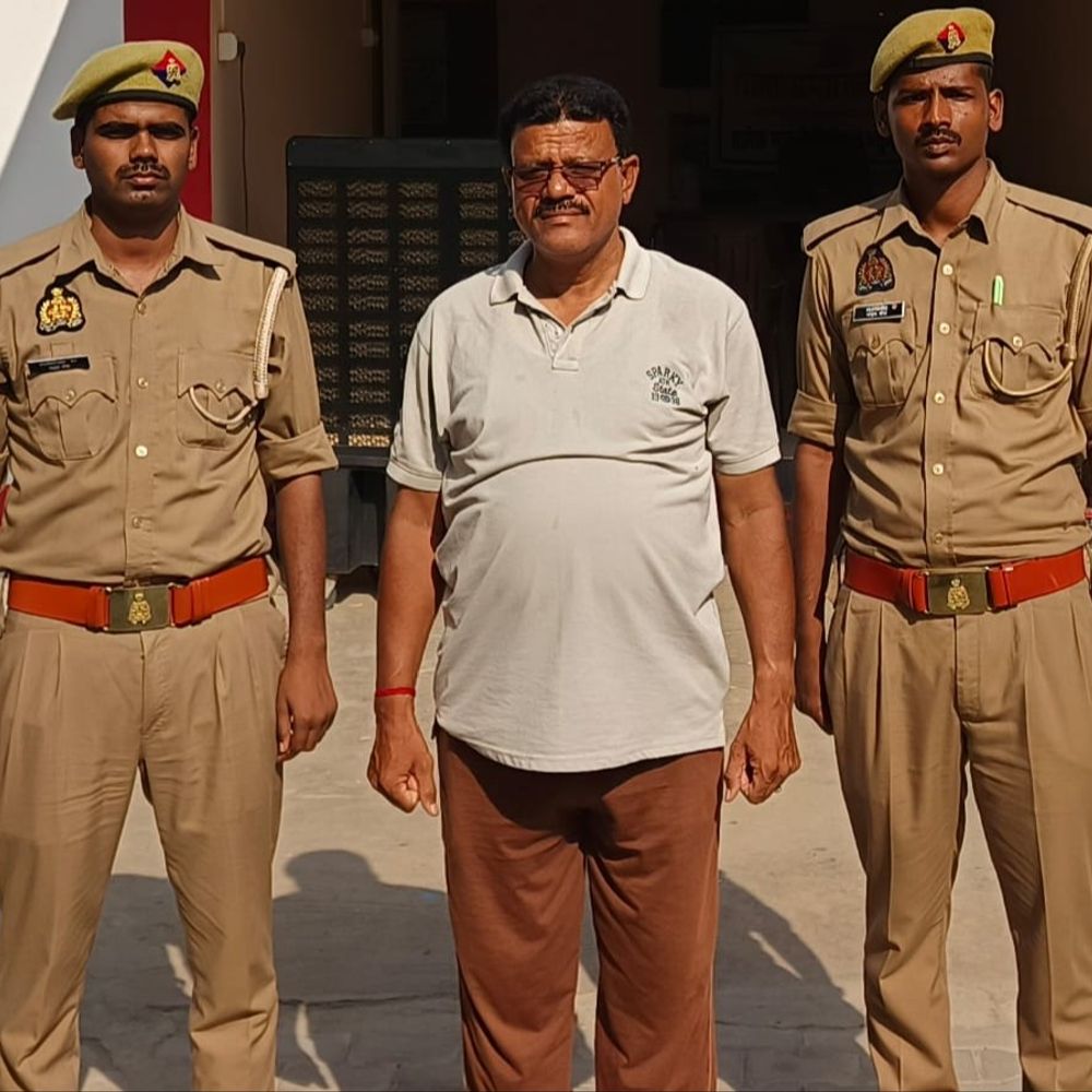आजमगढ़ में रिश्वत मांगने वाला सब इंस्पेक्टर गिरफ्तार:फरियादी से रिश्वत मांगने का ऑडियो आया था सामने, दर्ज हुआ था मुकदमा
