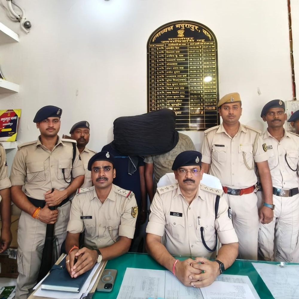 एटीएम बदलकर अकाउंट से पैसा निकालने वाला गिरोह पकड़ा:मुजफ्फरपुर के दो आरोपियों को समस्तीपुर पुलिस ने किया गिरफ्तार, 32 एटीएम कार्ड बरामद