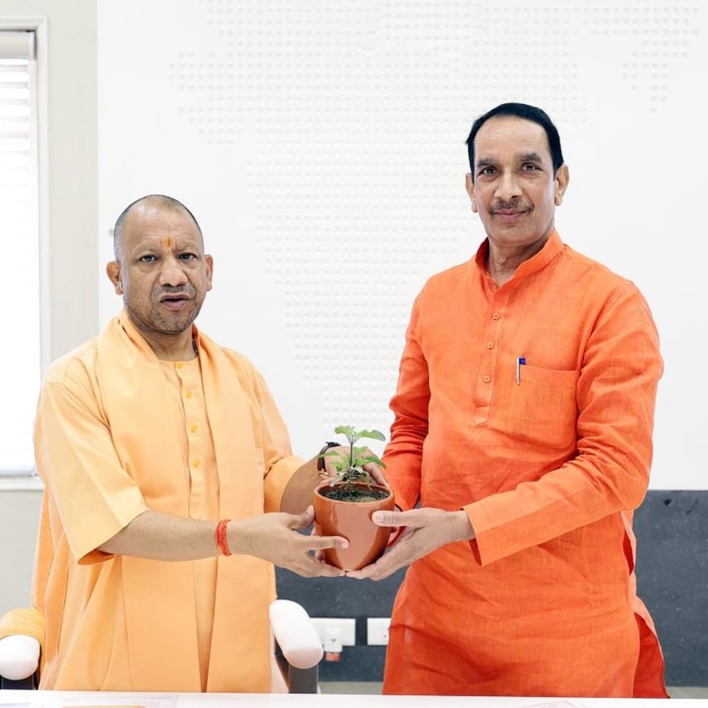 लखनऊ में भोजपुरी समाज के अध्यक्ष सीएम योगी से मिले:भोजपुरी अकादमी और संग्रहालय के गठन की मांग , प्रभुनाथ बोले – भोजपुरी भाषा को सीएम योगी का पूरा सहयोग