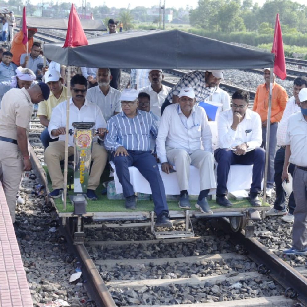 समस्तीपुर-दरभंगा रेलखंड पर जल्द होगा ट्रेनों का परिचालन:चीफ सेफ्टी कमिश्नर ने निरीक्षण कर स्पीड ट्रायल लिया, 123 किलोमीटर की रफ्तार से चली ट्रेन