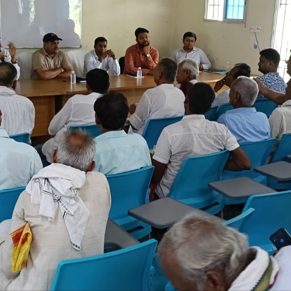 भूमि अधिग्रहण को लेकर अधिकारियों-किसानों की बैठक:वाराणसी-कोलकाता एक्सप्रेस-वे के लिए जमीन मापी का रास्ता साफ, परियोजना को आगे बढ़ाने की अपील