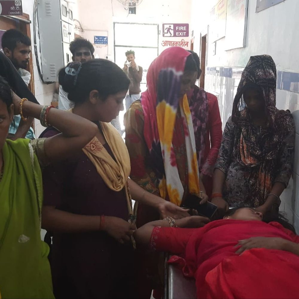 औरंगाबाद में गड्ढे में बेकाबू होकर पलटा टोटो:एक ही परिवार के छह लोग घायल, रेलवे स्टेशन जा रहे थे सभी
