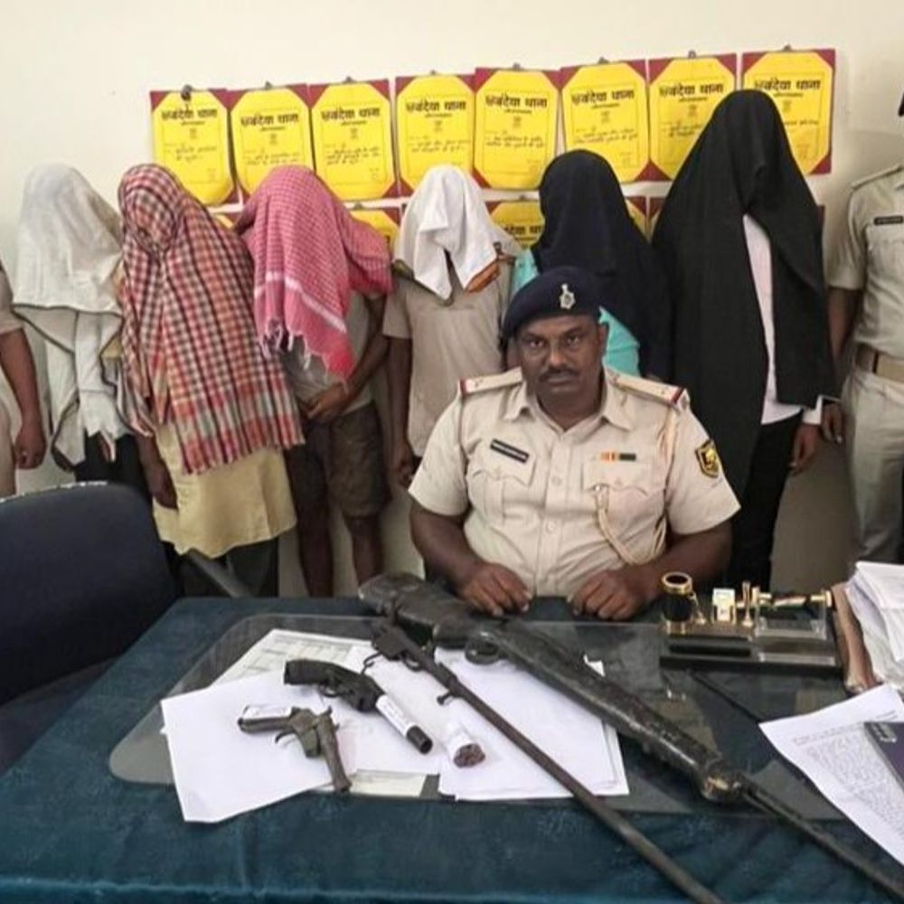औरंगाबाद में हथियार के साथ 6 बदमाश गिरफ्तार:नक्सली संगठन के नाम पर मांगी थी रंगदारी; मशीन जलाने और काम बंद करने की धमकी दी गई थी