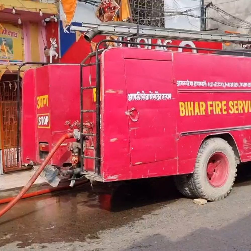 समस्तीपुर में कारोबारी के घर में लगी आग:पेंट और एसी जलकर राख, करीब डेढ़ लाख का नुकसान; फायर बिग्रेड की टीम ने आधे घंटे में पाया काबू