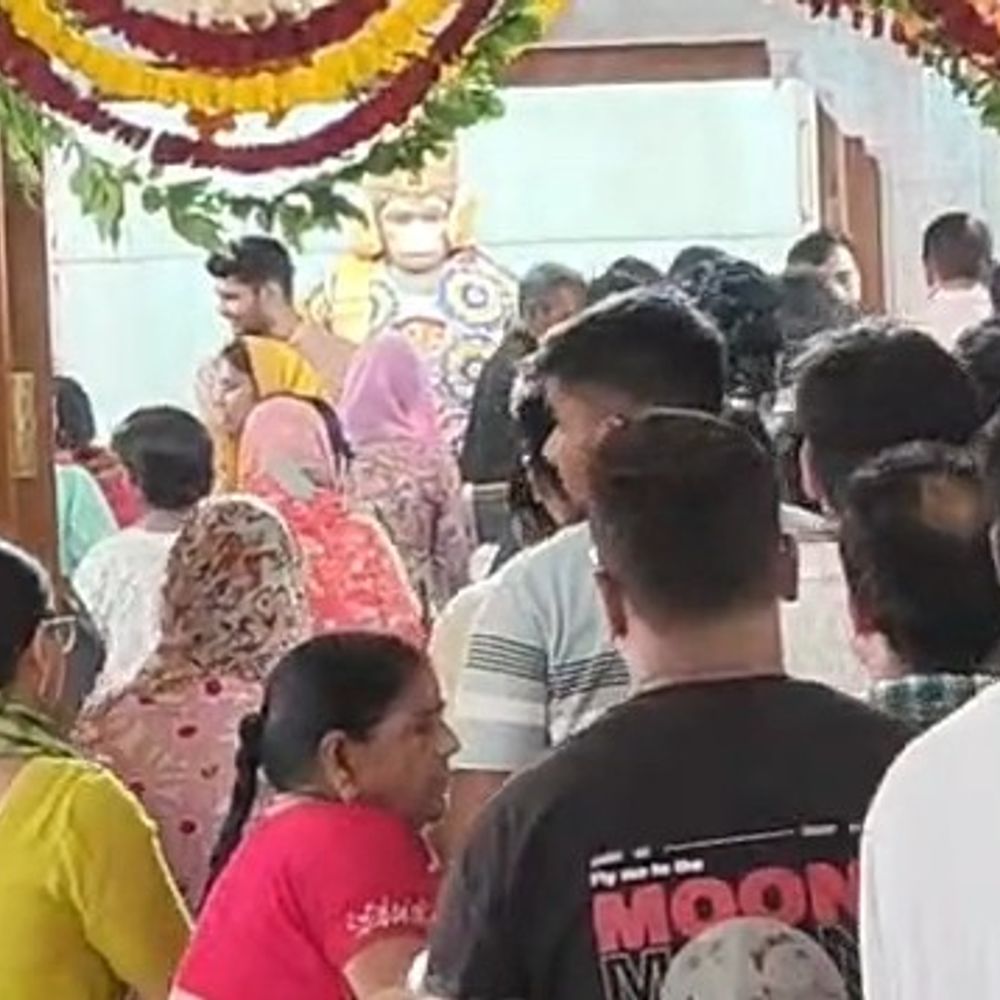 लखनऊ के हनुमान मंदिरों में तड़के से भक्तों की भीड़:कतारों में लगकर कर रहे हैं दर्शन, दोपहर बाद होंगे जगह-जगह भंडारे