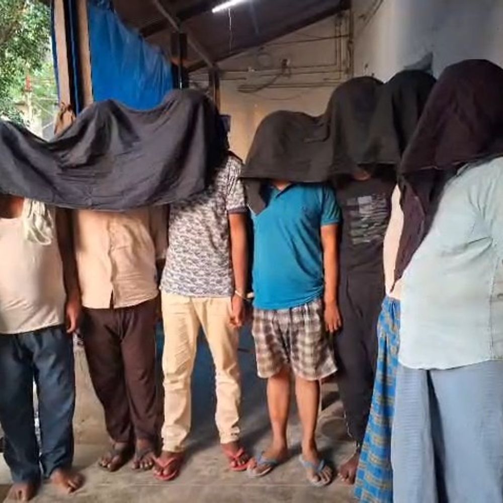 समस्तीपुर में चोरी की गाड़ी के साथ 8 बदमाश अरेस्ट:लोकेशन ट्रैक कर पुलिस ने बदमाशों को पकड़ा; बाराती बन कर लग्जरी गाड़ी से घूमते थे