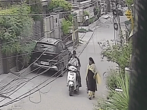 लुधियाना के दुगरी में 5 लुटेरों का गैंग एक्टिव:पैदल जा रही महिला से बैग छीना,200 मीटर तक बदमाशों के पीछे भागती रही महिला, CCTV आया सामने