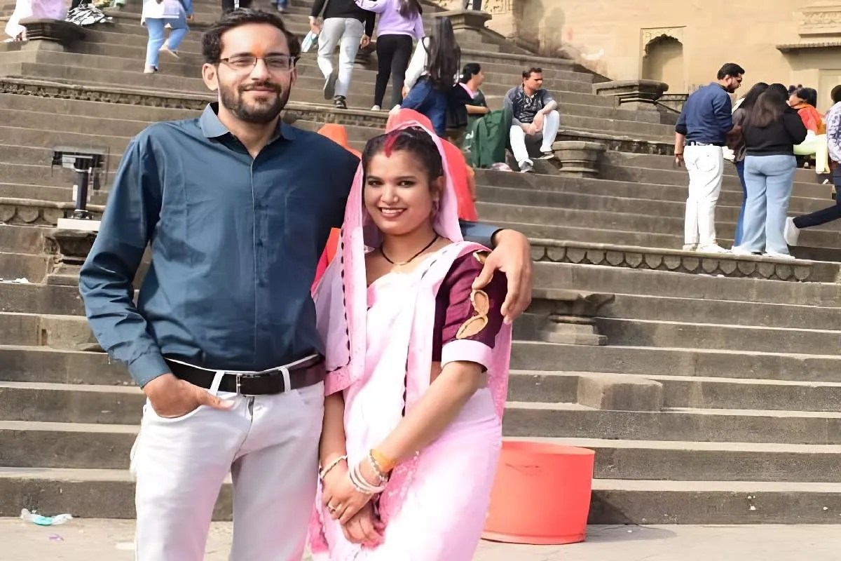 घर में पलंग पर मिले पति-पत्नी के शव, पैरों के पास बिलख रही थी बच्ची