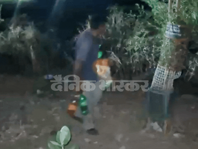 हादसे के बाद मदद की बजाय कोल्ड-ड्रिंक्स लूटने की होड़:डी-मार्ट के पास ट्रक की टक्कर से डिवाइडर पर चढ़ी पिकअप, बेबस ड्राइवर रोकता रहा