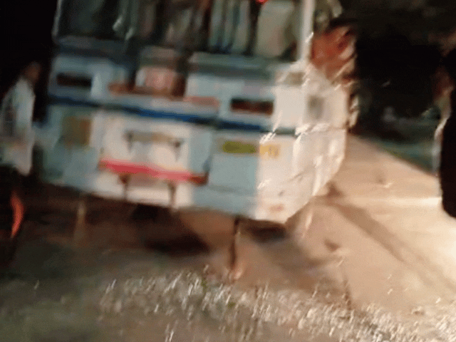 ओसियां में धार्मिक यात्रा पर जा रहे यात्रियों पर हमला:पुरानी रंजिश के चलते बदमाशों ने बस को घेरा, सरियों-लाठियों से किया वार, 25 घायल