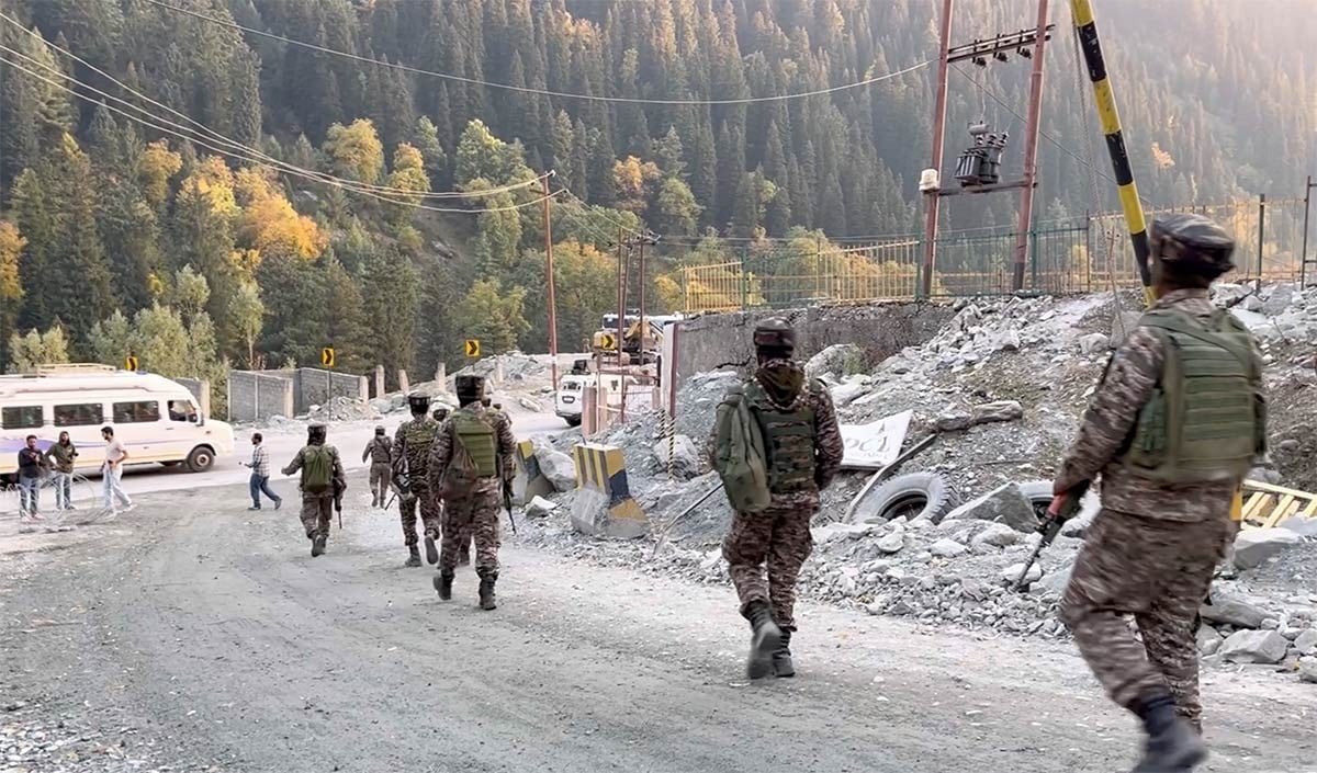 Jammu-Kashmir में घुसपैठियों को देखते ही सेना ने ललकारा, दोनों ओर से हुई दनादन फायरिंग, 1 आतंकी ढेर