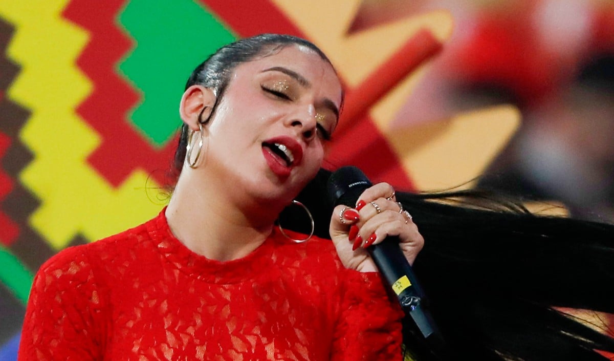 देहरादून कॉन्सर्ट में अफरा-तफरी! बैरिकेड गिरने से सिंगर Jasmine Sandlas ने बीच में रोका शो, माइक पर लगाए ‘वाहे गुरु’ के नारे